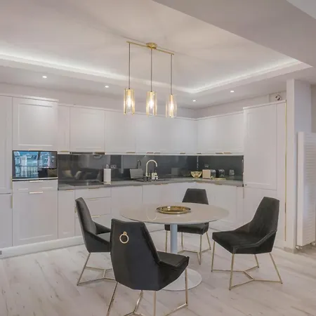 Moon * ブカレスト